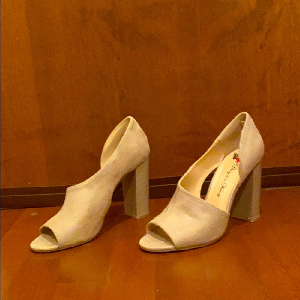 Nude high heels (thick heels)